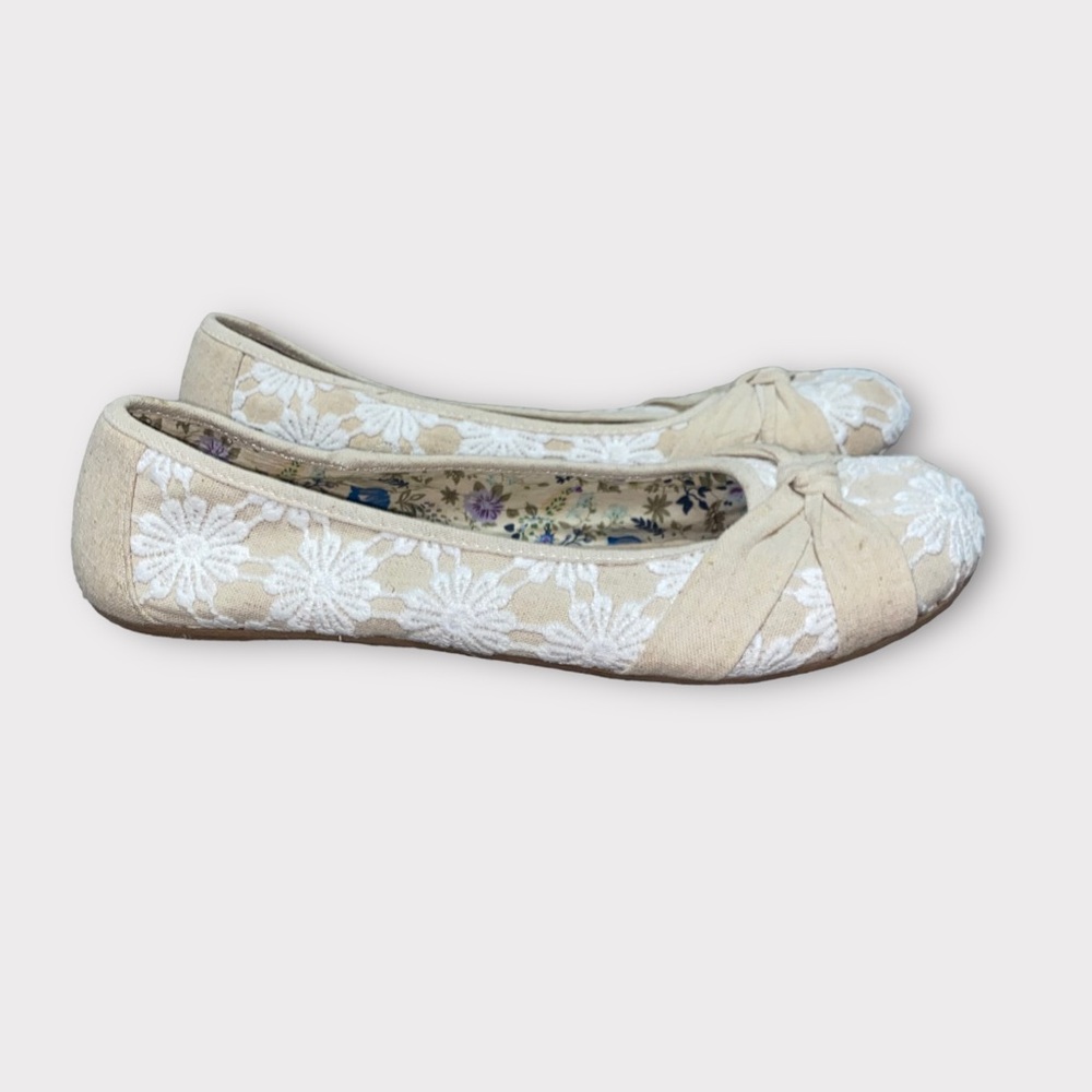 Women's Bongo Shoes Melody Size 11 Flats Casual Slip Ons Floral White Cream Tan